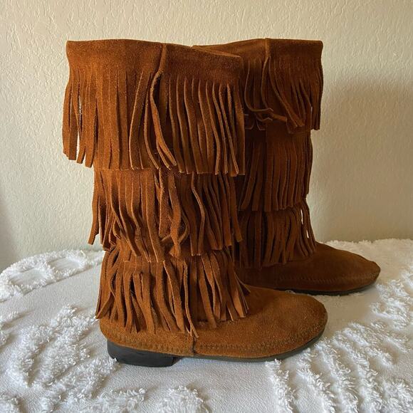 MINNETONKA Leather Moccasin Boots Fringe Suede Rust Sz7 Aztec Indian Indigenous - Picture 1 of 10